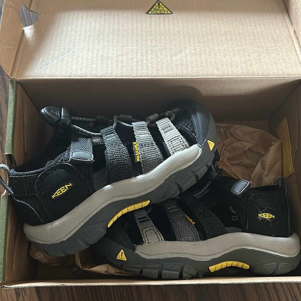 NEW! Toddler boys Keen Sandals